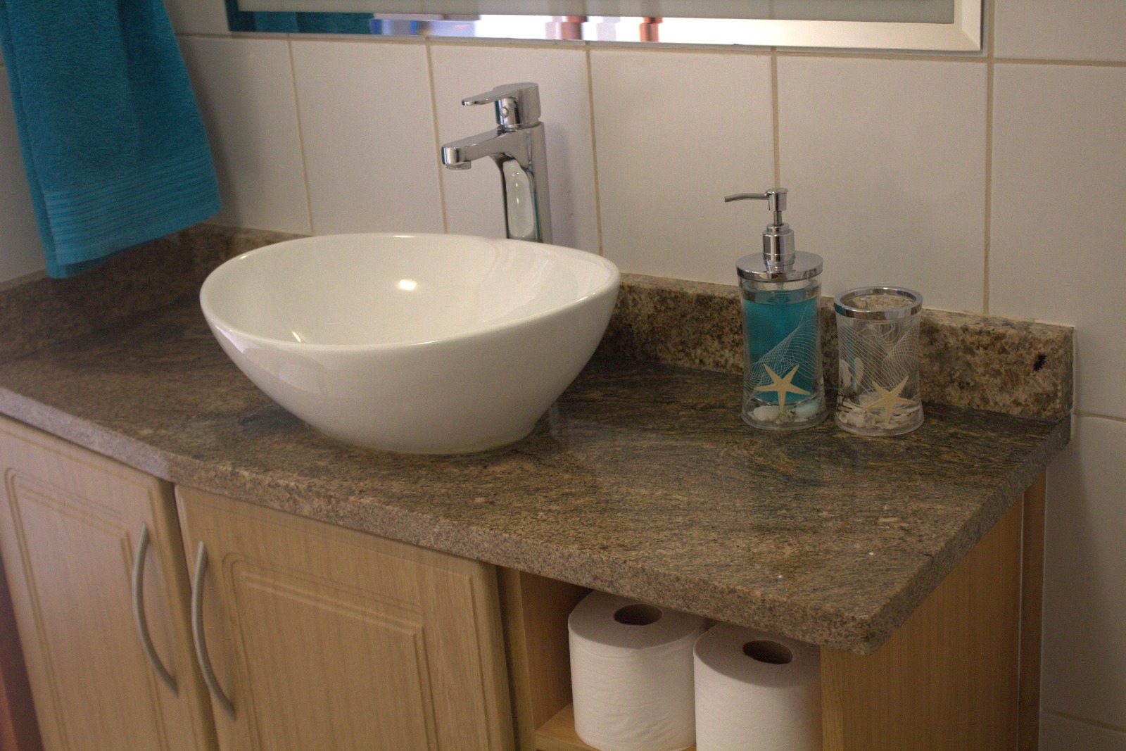 Bottom bathroom sink Bottom bathroom sink